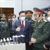 Chủ tịch Quốc hội Vương Đình Huệ tham quan dây chuyền sản xuất nhà máy Z111. (Ảnh: Doãn Tấn/TTXVN) 