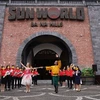 Biểu diễn nghệ thuật ngay tại cổng chào của Khu du lịch để chào đón du khách đến tham quan Sun World Ba Na Hills. (Ảnh: TTXVN phát)