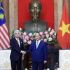 Chủ tịch nước Nguyễn Xuân Phúc chụp ảnh chung với Thủ tướng Malaysia Ismail Sabri Yaakob. (Ảnh: Thống Nhất/TTXVN) 