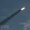 Một tên lửa đạn đạo được phóng thử nghiệm tại địa điểm không xác định ở Triều Tiên. (Ảnh: AFP/TTXVN) 