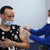 Nhân viên y tế tiêm vaccine phòng COVID-19 cho người dân tại Sale, Maroc ngày 6/1/2022. (Ảnh: THX/TTXVN) 