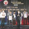 Đại diện các doanh nghiệp nhận chứng nhận Doanh nghiệp Hàng Việt Nam chất lượng cao năm 2022. (Ảnh: Mỹ Phương/TTXVN) 