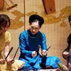 Ca nương Câu lạc bộ Ca trù Phú Thị (huyện Gia Lâm) dạy nghệ thuật ca trù cho du khách tại phố cổ Hà Nội, tháng 9/2020. (Nguồn: hanoimoi.com.vn)