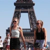 Du khách thăm quan Tháp Eiffel ở Paris (Pháp) ngày 7/8/2020. (Ảnh: THX/TTXVN) 