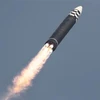 Tên lửa đạn đạo liên lục địa Hwasongpho-17 được phóng thử từ Sân bay quốc tế Bình Nhưỡng (Triều Tiên), ngày 24/3/2022. (Ảnh: KCNA/TTXVN) 