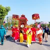 Đoàn rước kiệu đến đình Yên Giang trong lễ hội truyền thống Bạch Đằng. (Ảnh: Thanh Vân/TTXVN) 