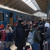 Người dân sơ tán khỏi Ukraine tới nhà ga ở Budapest, Hungary. (Ảnh: THX/TTXVN)