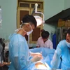 Quân y bệnh xá đảo Sinh Tồn phẫu thuật cấp cứu cho bệnh nhân. (Ảnh: TTXVN phát)