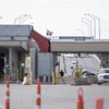 Các phương tiện chờ qua cầu Cordova tại khu vực biên giới Mỹ-Mexico ở El Paso, bang Texas (Mỹ). (Ảnh: AFP/TTXVN)