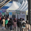 Người dân xếp hàng chờ xét nghiệm COVID-19 tại Seoul, Hàn Quốc, ngày 4/4/2022. (Ảnh: Yonhap/TTXVN)