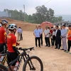 Đoàn công tác Ban tổ chức SEA Games 31 trao đổi, động viên các vận động viên đội tuyển xe đạp Việt Nam đang tập luyện nội dung xe đạp địa hình. (Ảnh: Thanh Hải/TTXVN) 