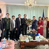 Đoàn Đại sứ quán Việt Nam tại Australia chúc tết Đại sứ quán Campuchia. (Ảnh: TTXVN phát)