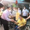 Thủ tướng Phạm Minh Chính thăm trẻ em đang được chăm sóc tại Trung tâm bảo trợ trẻ tàn tật mồ côi Thị Nghè (Thành phố Hồ Chí Minh). (Ảnh: Dương Giang/TTXVN) 