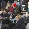 Người dân sơ tán tới khu tạm trú ở gần Mariupol, Ukraine, ngày 17/3/2022. (Ảnh: THX/TTXVN) 