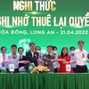 Các doanh nghiệp ký kết hợp đồng nguyên tắc đầu tư vào khu công nghiệp Nam Thuận. (Ảnh: Bùi Giang/TTXVN)