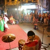 Người dân và du khách xem biểu diễn nghệ thuật Tuồng trên phố Mã Mây, quận Hoàn Kiếm. (Ảnh: Thanh Tùng/TTXVN) 