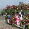 Diễu hành xe hoa trong lễ khai mạc lễ hội mùa hè Sa Pa năm 2022. (Ảnh: Hồng Ninh/TTXVN)