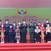 Bộ trưởng Quốc phòng Phan Văn Giang và Bộ trưởng Quốc phòng Trung Quốc Ngụy Phượng Hòa tặng quà học sinh Trường Tiểu học Tà Lùng. (Ảnh: Trọng Đức/TTXV)N 