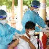 Nhân viên y tế tiêm vaccine phòng COVID-19 cho người dân tại Phnom Penh, Campuchia. (Ảnh: THX/TTXVN)