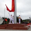 Nghi lễ thượng cờ tại Khu di tích lịch sử Quốc gia đặc biệt Tượng đài Bác Hồ,huyện đảo Cô Tô. (Ảnh: TTXVN phát)