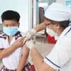 Tiêm vaccine phòng COVID-19 cho học sinh lớp 5 tại xã Đại Điền, huyện Thạnh Phú, tỉnh Bến Tre. (Ảnh: Chương Đài/TTXVN)