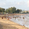 Bãi biển ở Bình Thuận nhộn nhịp du khách tắm biển. (Ảnh: Nguyễn Thanh/TTXVN) 