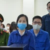 Bị cáo Nguyễn Thị Hà Thành (giữa) cùng nhóm cựu cán bộ ngân hàng hầu tòa ngày 4/5. (Nguồn: VOV)