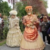 Hơn 100 diễn viên nghiệp dư đến từ khắp các quốc gia châu Âu tham gia diễu hành với mặt nạ và trang phục cổ điển sặc sỡ. (Ảnh: Hương Giang/TTXVN) 