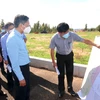 Chủ tịch UBND tỉnh Bình Thuận Lê Tuấn Phong (giữa) kiểm tra thực tế dự án làm mới đường trục ven biển ĐT.719B đoạn Phan Thiết- Kê Gà. (Ảnh: Nguyễn Thanh/TTXVN)