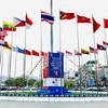 Cờ tổ quốc của các quốc gia thi đấu SEA Games 31 treo tại các khu vực trung tâm. (Ảnh: TTXVN phát) 