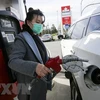 Bơm xăng cho phương tiện tại một trạm xăng ở British Columbia, Canada. (Ảnh: THX/TTXVN) 