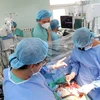 Bệnh viện Trung ương Huế xác lập hai kỷ lục mới, đó là thời gian lấy tim xuyên Việt đến khi tim đập lại ngắn nhất và thời gian mổ ngắn nhất. (Nguồn: TTXVN) 