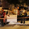 Cảnh sát và nhân viên y tế Israel làm nhiệm vụ tại hiện trường vụ tấn công ở thành phố Elad tối 5/5/2022. (Ảnh: AFP/TTXVN)