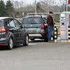 Bơm xăng cho các phương tiện tại trạm xăng ở Lubieszyn, miền Tây Bắc Ba Lan. (Ảnh: PAP/TTXVN) 