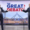 Thủ tướng Australia Scott Morrison (phải), lãnh đạo đảng Tự do Australia, và lãnh đạo Công đảng đối lập Anthony Albanese trong cuộc tranh luận trực tiếp trên truyền hình lần thứ hai, tại Sydney, ngày 8/5/2022. (Ảnh: AFP/TTXVN)