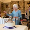Nữ hoàng Elizabeth II cắt bánh trong Đại lễ Bạch kim tại dinh thự Sandringham, phía Đông vùng England ngày 6/2/2022. (Ảnh: AFP/TTXVN) 