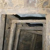 Hệ thống gỗ lim ở các cửa hầm đã mục nát, xuống cấp nghiêm trọng. (Ảnh: Thanh Thủy/TTXVN)