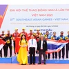 Ban tổ chức trao huy chương cho các đội nội dung thuyền 4 nữ hạng nặng chèo đơn (W4-), gồm Việt Nam (giữa - huy chương Vàng), Indonesia (trái - huy chương Bạc) và Thái Lan (phải - huy chương Đồng). (Ảnh: Minh Đức/TTXVN)