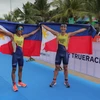 Hai vận động viên Fernando Tan Casares (phải) và Andrew Remonino của đội Philipines ăn mừng chiến thắng sau khi về đích. (Ảnh: Công Đạt/TTXVN)