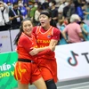 Kaylynne Trương và Trần Anh Đào (trái) ăn mừng chiến thắng trước Indonesia với tỷ số 19-16. (Ảnh: Tuấn Đức/TTXVN)