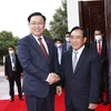 Chủ tịch Quốc hội Vương Đình Huệ và Thủ tướng Lào Phankham Viphavanh. Ảnh: Doãn Tấn/TTXVN)