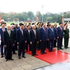 Các vị lãnh đạo Đảng, Nhà nước và các đại biểu kính cẩn trước Lăng viếng Chủ tịch Hồ Chí Minh. (Ảnh: An Đăng/TTXVN) 