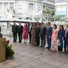 Đại sứ quán và các cơ quan đại diện Việt Nam tại Singapore dâng hoa tại tượng đài Bác Hồ. (Ảnh: Lê Dương/TTXVN)