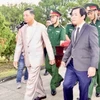 Lãnh đạo tỉnh Thừa Thiên-Huế chuyển hài cốt các liệt sỹ an táng tại Nghĩa trang Liệt sỹ Thành phố Huế. (Ảnh: TTXVN phát)