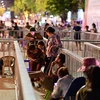 Người dân xếp hàng đợi từ tối 20/5 đế nhận vé xem trận Chung kết bóng đá nữ giữa Việt Nam và Thái Lan tối 21/5. (Ảnh: Thanh Vân/TTXVN) 