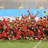 Niềm hân hoan của các cầu thủ U23 Việt Nam và Ban huấn luyện đội tuyển khi bảo vệ thành công Huy chương Vàng SEA Games. (Ảnh: Minh Quyết/TTXVN)