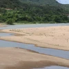 Lòng sông Kỳ Lộ qua thị trấn La Hai (Đồng Xuân, Phú Yên) bị cát bồi lấp. (Ảnh: Phạm Cường/TTXVN)