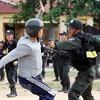 Lực lượng Cảnh sát Cơ động thực hiện màn trình diễn chiến đấu và trấn áp tối phạm. (Ảnh: Phạm Kiên/TTXVN) 