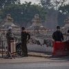 Binh sỹ gác tại một điểm kiểm soát ở Mandalay, Myanmar. (Ảnh: AFP/ TTXVN) 