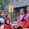 Trẻ em dân tộc Mông ở thị trấn Nông trường Mộc Châu, huyện Mộc Châu, tỉnh Sơn La, vui chơi đón Tết. (Ảnh: Nguyễn Cường/TTXVN) 